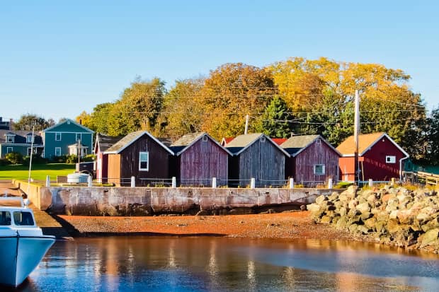 Ostkanada - Häuser + Meer Shutterstock