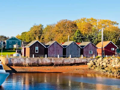 Ostkanada - Häuser + Meer Shutterstock